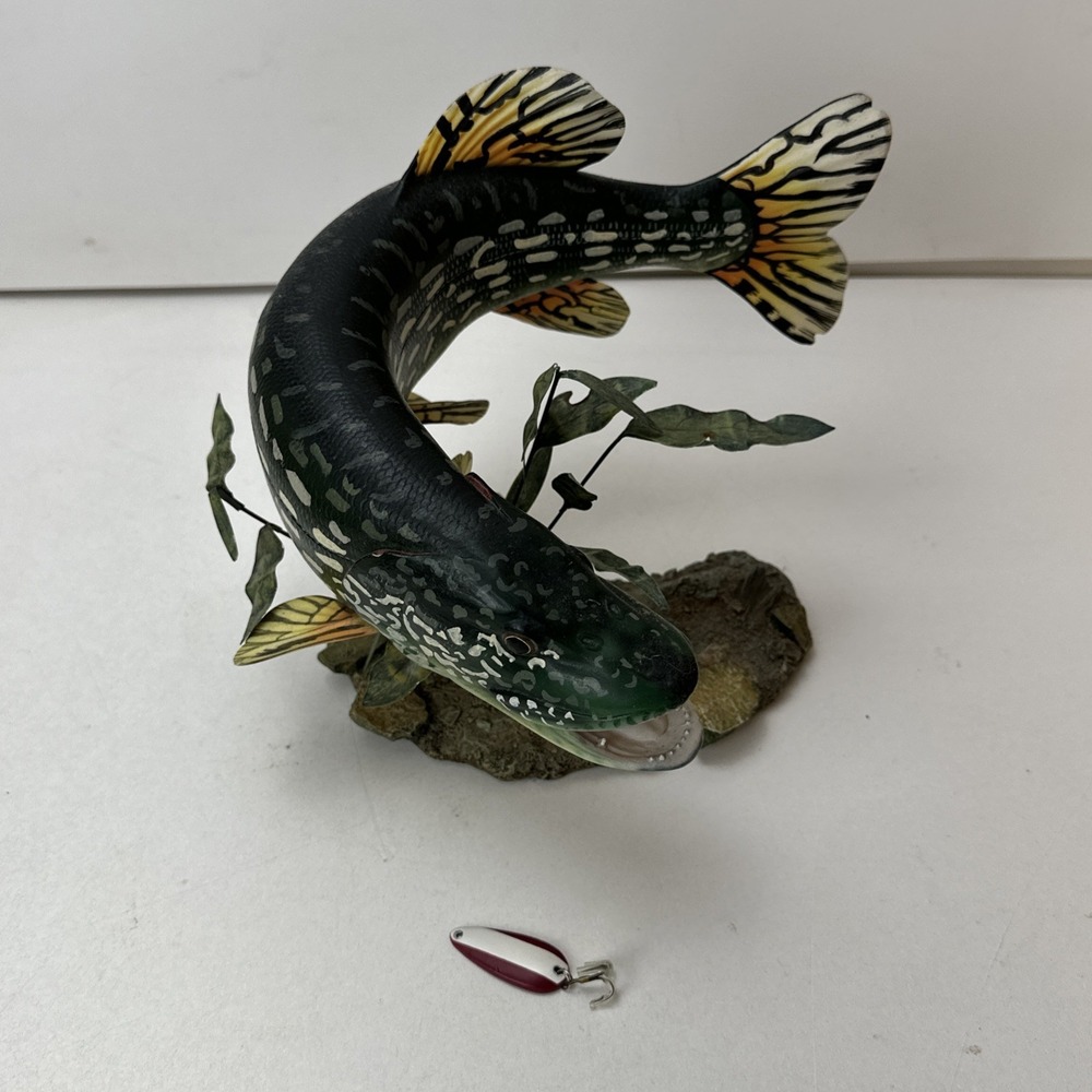 Danbury Mint George Kruth Great Northern Pike Fish Figurine Small Chip - Picture 1 of 16